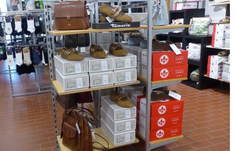 P1060410 Damenschuhe und Taschen der Marken Rieker und Tamaris